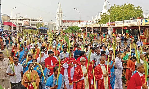 இன்று குருத்தோலை ஞாயிறு: வேளாங்கண்ணியில், குருத்தோலையை கைகளில் ஏந்தியவாறு பவனி வந்த கிறிஸ்தவர்கள்