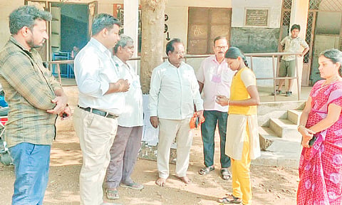 தந்தை இறந்த நிலையில் கண்ணீருடன் 10-ம் வகுப்பு தேர்வு எழுதிய மாணவி