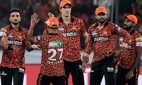 SRH அணியின் நட்சத்திர சுழற்பந்து வீச்சாளர் விலகல்- மாற்று வீரர் அறிவிப்பு