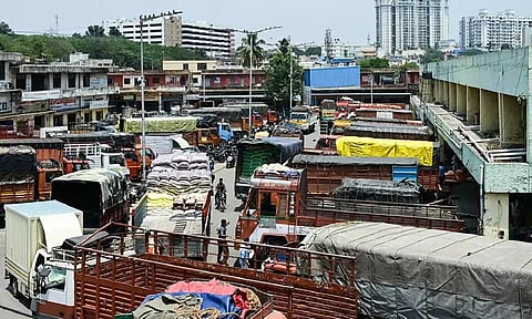 கர்நாடகாவில் லாரி ஸ்டிரைக்: தமிழகத்தில் ரூ.100 கோடி மதிப்பிலான பொருட்கள் தேக்கம்