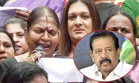 பொன்முடியை அமைச்சர் பதவியில் இருந்து நீக்கவேண்டும்... கையில் செருப்புடன் அதிமுகவினர் போராட்டம்