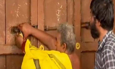 பக்தர்கள் யாரும் வராததால் மேல்பாதி அம்மன் கோவில் இன்று மூடப்பட்டது