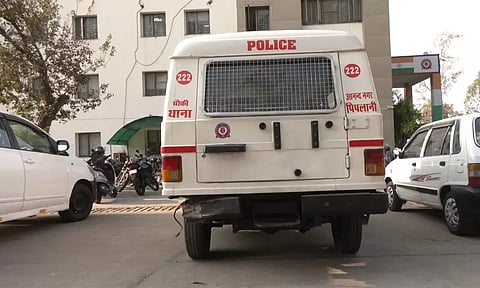 உடைந்த பீர்பாட்டிலால் 36 முறை கணவரை குத்திக்கொன்ற இளம்பெண்