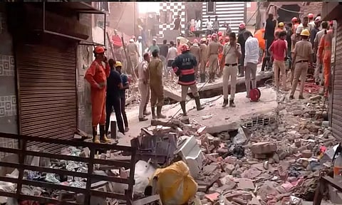 VIDEO: டெல்லியில் இடிந்து விழுந்த அடுக்குமாடி கட்டிடம்.. 4 பேர் பலி - இடிபாடுகளுக்குள் சிக்கிய மக்கள்