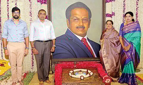 நினைவு இல்லத்தில் ‘தினத்தந்தி’ குழும தலைவர் சி.பாலசுப்பிரமணியன் ஆதித்தன், ‘தினத்தந்தி’ குழும இயக்குனர் பா.சிவந்தி ஆதித்தன் ஆகியோர் மலர் தூவி அஞ்சலி செலுத்தினார்கள்.