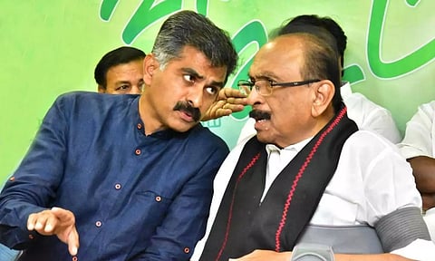 துரை வைகோவை சமாதானம் செய்யும் வைகோ