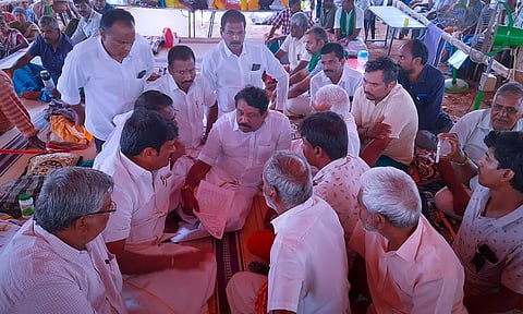 விசைத்தறியாளர்கள் பிரச்சனையை தீர்க்க அரசு நடவடிக்கை எடுக்க வேண்டும்- நயினார் நாகேந்திரன்
