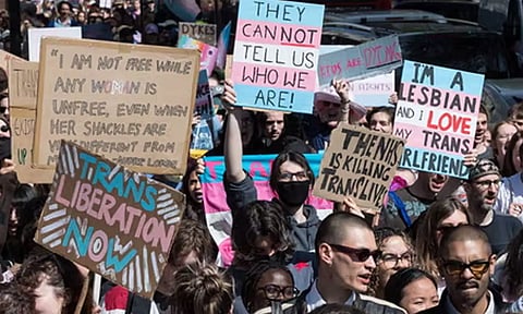 'திருநங்கைகளை பெண்களாக கருத முடியாது' - இங்கிலாந்து சுப்ரீம் கோர்ட்டு தீர்ப்புக்கு எதிராக போராட்டம்