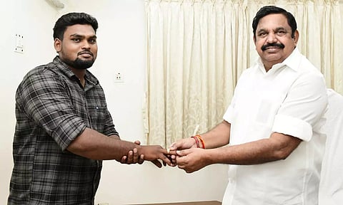 தன் உயிரை துச்சமென மதித்து சிறுவனை காப்பாற்றிய இளைஞருக்கு மோதிரம் பரிசளித்த இ.பி.எஸ்.