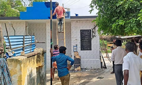 கழிவறையில் எழுதியிருந்த தலைவர்கள் பெயர் அழிப்பு - மாநகராட்சி நடவடிக்கை