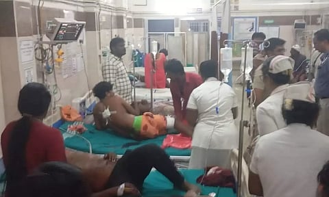 திருச்செந்தூரில் கோஷ்டி மோதல்: 5 பேருக்கு அரிவாள் வெட்டு- 15 பேர் கைது