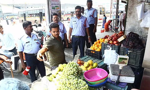 திருப்பூர் மத்திய பஸ் நிலையத்தில் தனியார் பாதுகாவலர்கள் மூலம் ஆக்கிரமிப்பு கடைகள் அகற்றப்பட்ட காட்சி.