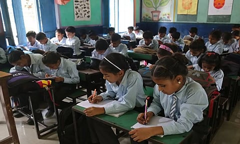 1 முதல் 5ம் வகுப்பு வரை இந்தி கட்டாயம் உத்தரவை நிறுத்தி வைத்தது மகாராஷ்டிரா அரசு