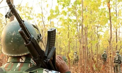 சத்தீஸ்கர் எல்லையில் 1,000 நக்சல்களை சுற்றி வளைத்த 20,000 பாதுகாப்பு வீரர்கள்? - 5 பேர் சுட்டுக் கொலை