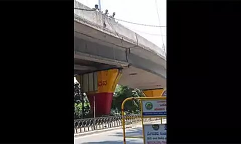 25 அடி உயர மேம்பாலத்தில் இருந்து மோட்டார் சைக்கிளுடன் தவறி விழுந்த மாணவர் பலி