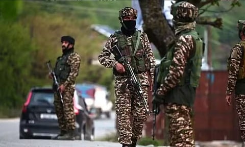 குல்காமில் பயங்கரவாதிகளுடன் தொடர்புடைய இருவர் கைது.. ஆயுதங்கள் பறிமுதல்