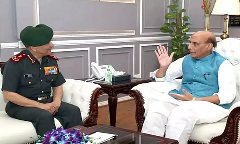 டெல்லியில் முப்படை தலைமை தளபதியுடன் தீவிர ஆலோசனை நடத்திய ராஜ்நாத் சிங்