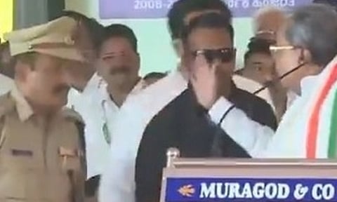 VIDEO: போலீஸ் அதிகாரியை அடிக்க கை ஓங்கிய கர்நாடக முதல்-மந்திரி சித்தராமையா