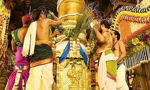 மதுரை மீனாட்சி அம்மன் கோவில் சித்திரை திருவிழா கொடியேற்றத்துடன் தொடங்கியது