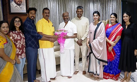 எஸ்.பி.வேலுமணியின் வீட்டிற்கு சென்று புதுமண தம்பதியினரை வாழ்த்திய ரஜினிகாந்த்