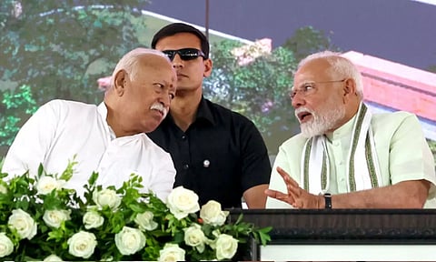 பரபரப்பான சூழலில் பிரதமர் மோடியை நேரில் சென்று சந்தித்த ஆர்எஸ்எஸ் தலைவர் மோகன் பகவத்