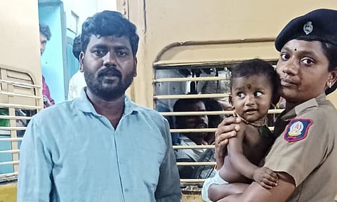 போலீசாரிடம் குழந்தையை ஒப்படைத்த வாலிபர்.
