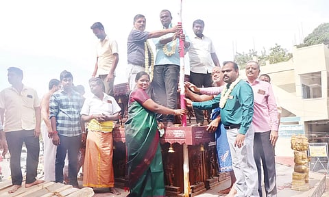 வருகிற 7-ந்தேதி சித்திரை திருவிழா தேரோட்டம்: தஞ்சை பெரிய கோவில் தேரில் பந்தக்கால் நடப்பட்டது