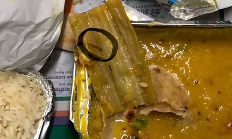 வந்தே பாரத் ரெயில் உணவில் புழுக்கள் - பயணிகள் வாக்குவாதம்