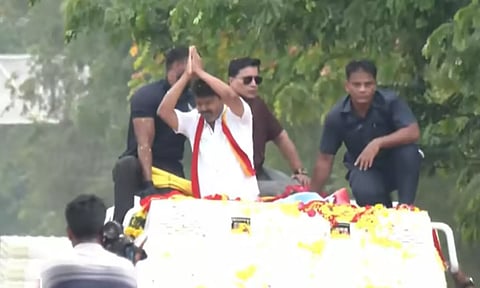 மதுரையில் இருந்து கொடைக்கானல் புறப்பட்ட விஜய்- வழிநெடுகிலும் உற்சாக வரவேற்பு