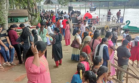 கோடை விடுமுறையையொட்டி ஏற்காட்டில் சுற்றுலா பயணிகள் குவிந்தனர்