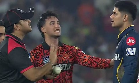 VIDEO: நடுவருடன் வாக்குவாதம் செய்த சுப்மன் கில் - சமாதானப்படுத்த முயன்ற அபிஷேக் சர்மா