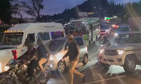 ஊட்டியில் குவியும் சுற்றுலாப்பயணிகள் - வாகன போக்குவரத்து கடும் பாதிப்பு