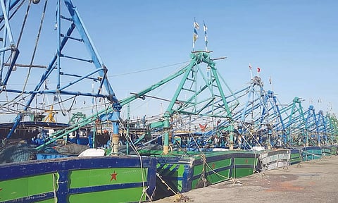 சின்னமுட்டம் மீன்பிடி துறைமுகம் மீனவர்கள் இன்றி வெறிச்சோடி கிடப்பதை காணலாம்.