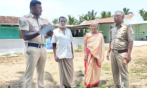 தம்பதிகளிடம் போலீசார் விசாரித்து விபரங்களை சேகரித்து, விழிப்புணர்வு.