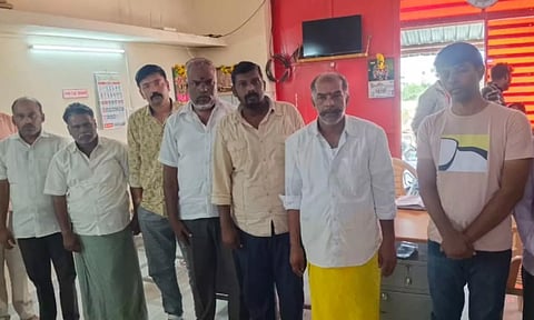கைது செய்யப்பட்டவர்களை படத்தில் காணலாம்.