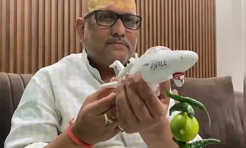 பேருக்கு தான் ரஃபேல் போர் விமானம்.. மிளகாய் மற்றும் எலுமிச்சை தொங்கவிட்டு காங்கிரஸ் தலைவர் கிண்டல்