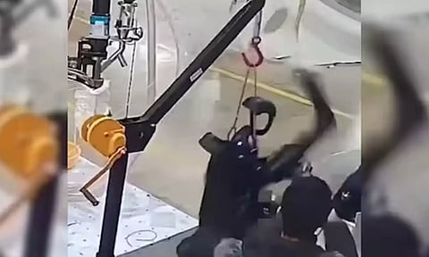 நல்ல வேளை கட்டி இருந்தது : தீடீரென ஆக்ஷன் மோடுக்கு மாறிய ரோபோ - வீடியோ