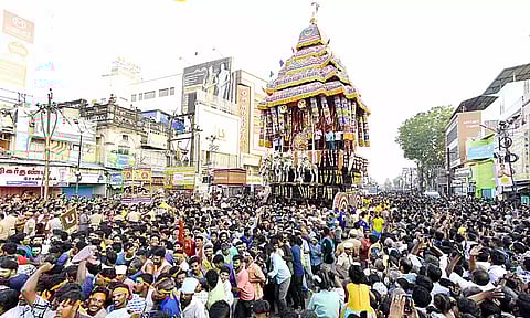 மதுரையில் சித்திரை திருவிழா தேரோட்டம் - மாசி வீதிகளில் திரண்ட பக்தர்கள்