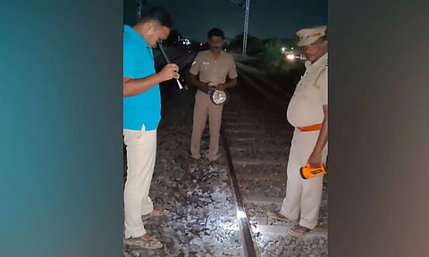 தண்டவாளத்தில் கற்களை வைத்து ரெயிலை கவிழ்க்க சதி- போலீசார் விசாரணை