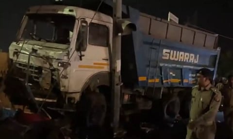 நள்ளிரவில் கோரம்: சாலை விபத்தில் சிக்கி 14 பேர் உயிரிழப்பு.. பலர் படுகாயம்