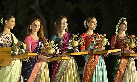 72வது உலக அழகிப் போட்டி... ராமப்பா கோவிலில் சாமி தரிசனம் செய்த அழகிகள்