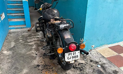 மரக்காணத்தில் மோட்டார் சைக்கிளை பெட்ரோல் ஊற்றி எரித்த மர்ம நபர்- போலீசார் விசாரணை