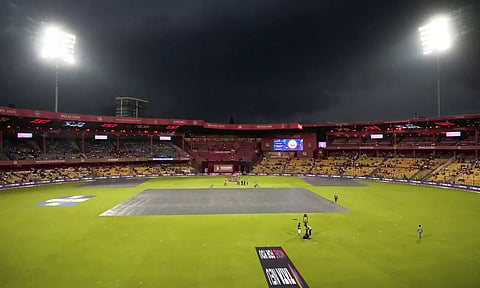 மழையால் போட்டி கைவிடப்பட்டது: ஐ.பி.எல். தொடரில் இருந்து வெளியேறியது நடப்பு சாம்பியன் கே.கே.ஆர்.