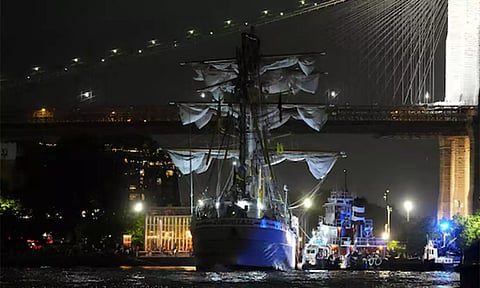 நியூயார்க் பாலம் மீது மோதிய மெக்சிகோ கடற்படை கப்பல்