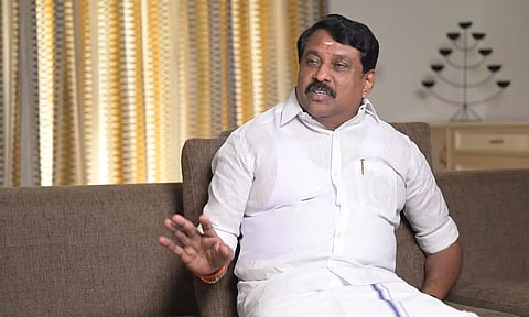 பா.ஜ.க. தலைவர் நயினார் நாகேந்திரனை சந்தித்த போலீசார் இருவர் பணியிட மாற்றம்