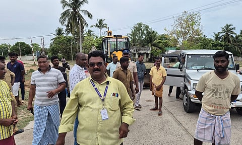 தேசிய கொடிக்கம்பத்தை அகற்றிய மாநகராட்சி ஊழியர்களை சிறைபிடித்து பொதுமக்கள்