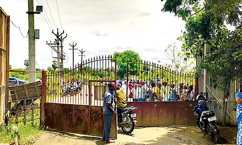 மண் சரிந்து விபத்து ஏற்பட்ட கல்குவாரி முன்பு பொதுமக்கள் திரண்டிருந்த காட்சி.