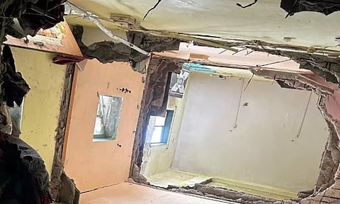 மும்பையில் சோகம்: அடுக்குமாடி வீட்டின் காங்கிரீட் கூரை இடிந்து விழுந்து 6 பேர் பலி