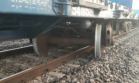 அரக்கோணத்தில் சரக்கு ரெயில் தடம் புரண்டு விபத்து
