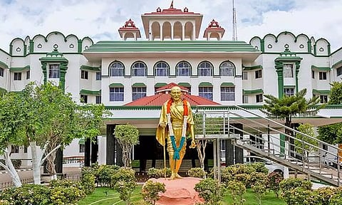 பணியிட மாறுதல் அனைத்தும் கவுன்சிலிங்கில் மட்டுமே வழங்க வேண்டும்- மதுரை நீதிமன்றம்